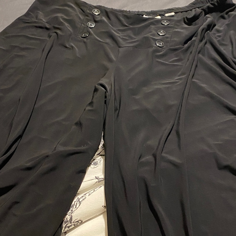 Cato Elegant Black Button-Detail Capris